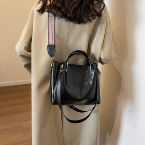 Borsa tote nera vintage con tracolla geometrica larga e finitura minimalista in pelle PU
