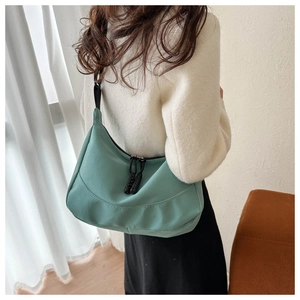 Vue détaillée du sac hobo vert menthe avec forme demi-lune élégante et zip tressé noir