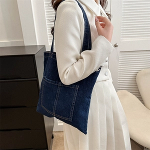 Grand cabas en jean bleu marine avec coutures contrastées et poches pour femmes