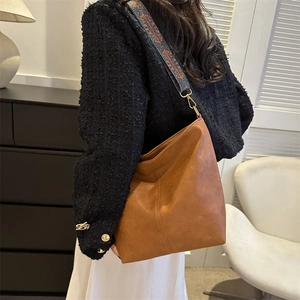 Grand sac seau marron pour femme avec bandoulière tissée jacquard vintage et boucle or
