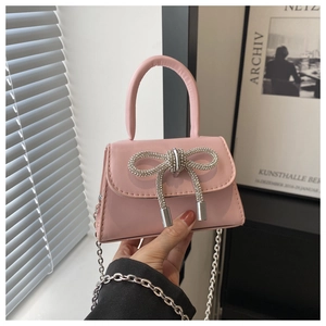 Mini sac carré rose avec nœud en strass argentés et bandoulière en chaîne métal