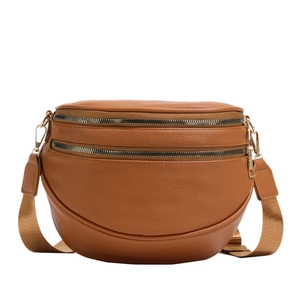 Sac bandoulière demi-lune en cuir marron avec double fermeture et sangle large