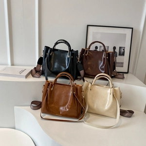 Borse a secchiello vintage capienti in quattro colori con ampie tracolle a trama