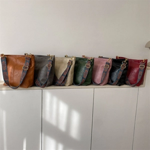 Grand sac à bandoulière souple avec sangles tissées en sept coloris dont caramel et vert
