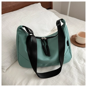 Détail d'un sac demi-lune en nylon vert menthe étanche avec double fermeture éclair