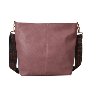 Sac seau rose poudré minimaliste avec bandoulière tissée style bohème chic