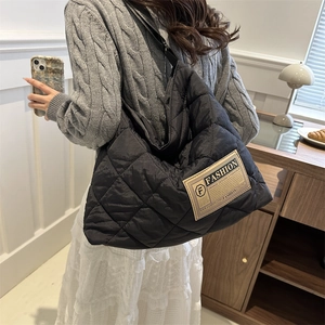 Grand sac cabas noir matelassé avec surpiqûres en losanges pour un style décontracté