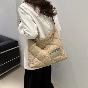 Grand sac fourre-tout matelassé kaki avec motif à losanges et bandoulière ajustable