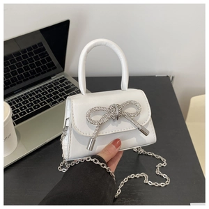 Mini bolso bandolera blanco con lazo de diamantes plateados y cadena metálica de lujo