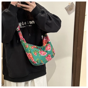 Détail d'un grand sac bandoulière au motif floral vibrant de style ethnique
