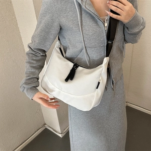 Sac bandoulière demi-lune blanc minimaliste en nylon avec large sangle noire pour femme