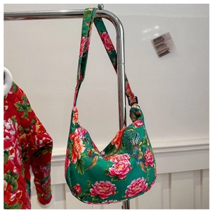 Détail de la bandoulière réglable et de la boucle sur un sac besace à fleurs