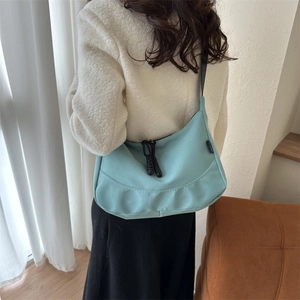 Sac fourre-tout croissant en nylon bleu clair imperméable vu sous un angle arrière de 45°