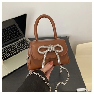Mini bolso bandolera de charol marrón con un gran lazo de diamantes de imitación y cadena