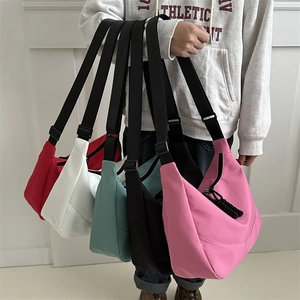 Sacs bandoulière demi-lune en nylon imperméable en cinq couleurs avec sangle réglable