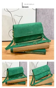 Detailansicht der grünen matten Umhängetasche mit goldenem JINGPIN-Logo und Kette