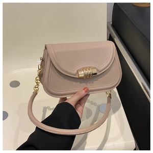 Détail du sac à bandoulière beige élégant avec cuir texturé et boucle à triple anneau doré