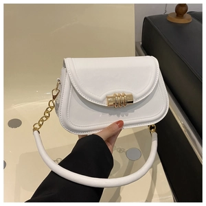 Détail du sac à bandoulière en cuir blanc avec boucle cylindrique dorée à trois maillons
