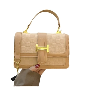 Sac bandoulière nude gaufré avec boucle H dorée et bandoulière en chaîne élégante