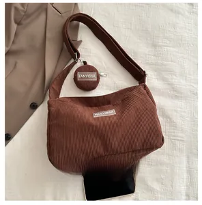 Borsa a spalla in velluto a coste marrone con portamonete rotondo e etichetta con logo