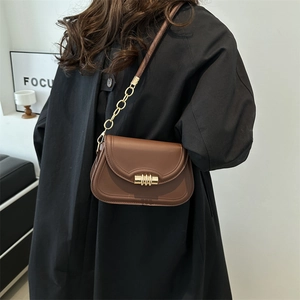 Sac bandoulière en cuir marron avec chaîne dorée et fermoir en métal cylindrique