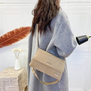 Lässige matte Khaki Umhängetasche für Damen mit Kettendetail und verstellbarem Gurt