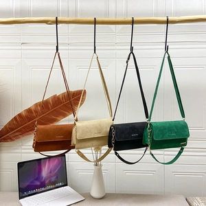 Minimalistische matte Leder-Umschlagtaschen in vier Farben mit schmalen Schultergurten