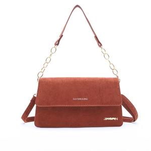 Braune Schultertasche aus Wildleder mit goldener Kette und elegantem Klappverschluss