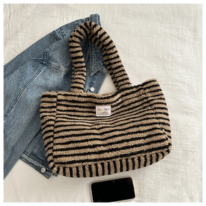 Détail du sac cabas rayé en peluche avec texture laine d'agneau douce et étiquette fon fon