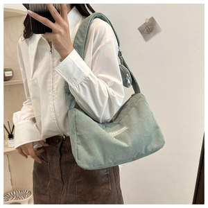 Dettaglio borsa shopper in velluto a coste verde salvia con pochette rimovibile