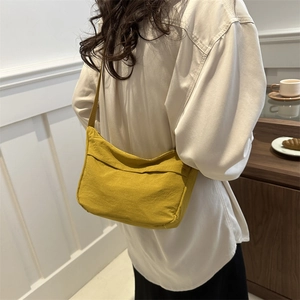 Sac cabas minimaliste en toile jaune vif pour femme présenté dans un cadre de vie décontracté