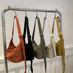 Grand sac fourre-tout croissant minimaliste en cinq couleurs tendance pour le quotidien