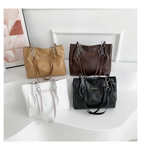 Details of minimalist tote bags in four colors with chain straps and fashion labels