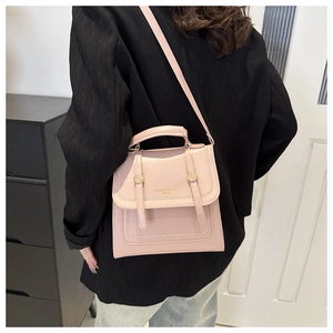 Seitenansicht einer rosa PU-Leder Tasche mit weißen Perlen und goldenen Knöpfen
