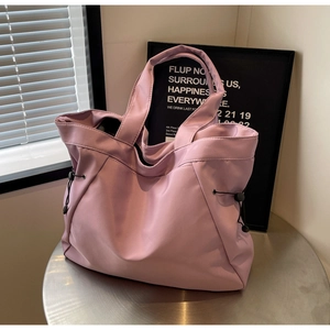 Détail du cabas en nylon lilas clair avec boucles latérales à cordon réglables
