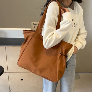 Grand sac cabas en toile marron caramel minimaliste pour un style décontracté chic