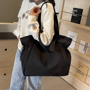 Grand sac fourre-tout minimaliste en nylon noir imperméable avec détail cordon latéral