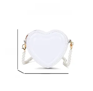 Mini bolso de corazón blanco en charol con cadena de perlas y dimensiones 11x10x5cm