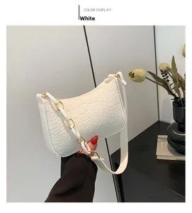Detailsicht der weißen Schultertasche mit Kroko-Prägung und goldener Kette