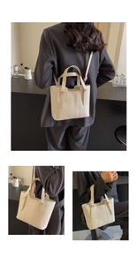 Vue détaillée du sac seau en similicuir beige avec doubles poignées et bandoulière réglable