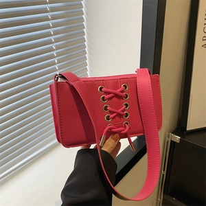Sac à Épaule Tendance en Cuir PU pour Femmes Sac Sous le Bras Rectangulaire Vintage avec Laçage et Oeillets Sac à Main Mode de Rue