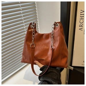 Borsa hobo alla moda in pelle PU marrone con catena argentata da donna nel 2024