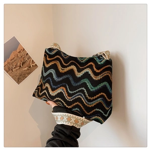 Détail du sac cabas bohème avec broderie ethnique et large bandoulière tissée colorée