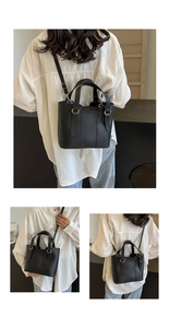Détail du sac cabas en cuir mat noir avec bandoulière réglable et ferrures dorées