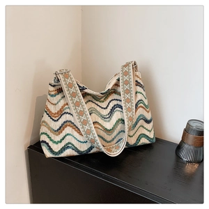 Détails du motif tissé ondulé et de la bandoulière brodée style ethnique du sac à main
