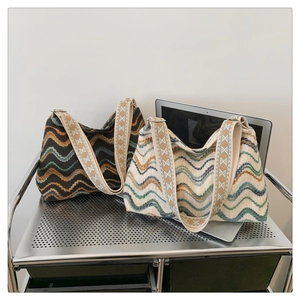 Détail de sacs fourre-tout tissés bohèmes avec motifs ondulés et larges bandoulières brodées