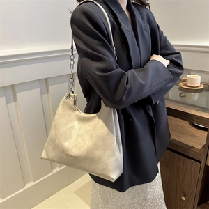 Sac bandoulière tendance en cuir ciré crème pour femmes avec détail de chaîne argentée