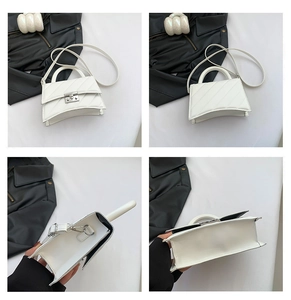 Détails du sac à main blanc matelassé en similicuir avec boucle en métal et bandoulière