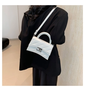 Vue arrière d'un sac à bandoulière matelassé blanc avec une base incurvée en demi-lune