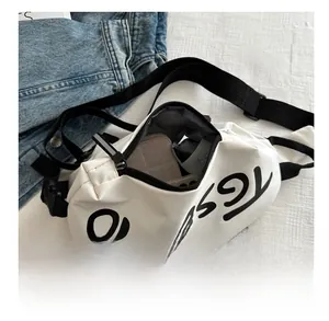 Détail macro de l'intérieur spacieux du sac bandoulière blanc avec logo noir chic